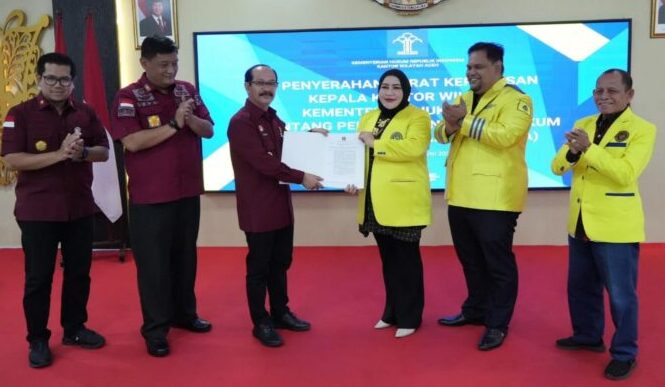 Kakanwil Kemenkum Aceh Meurah Budiman menyerahkan SK pengesahan badan hukum kepada Ketua Partai Perjuangan Aceh (PPA) Prof Adjunct Marniati, Kamis (26/6). (Foto: Ist)