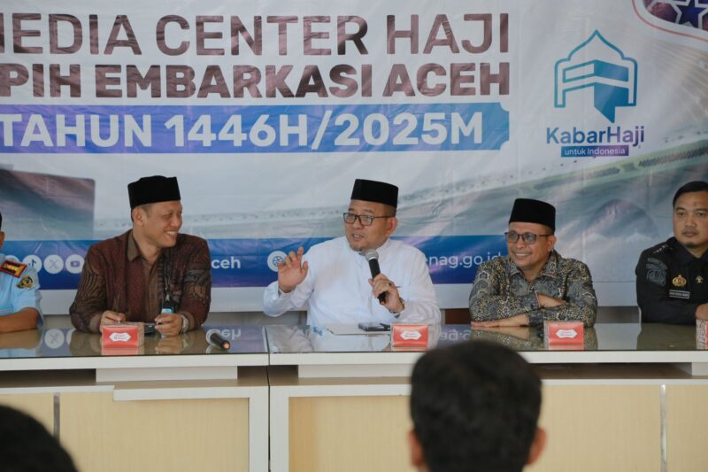 Ketua PPIH Debarkasi Aceh Azhari menyampaikan informasi kepulangan jamaah haji Aceh di Media Center Haji Aceh, Gedung Asrama Haji, Jum'at pagi, 27 Juni 2025. (Foto: Ist)