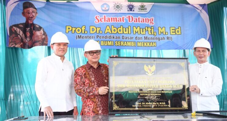 Menteri Pendidikan Dasar dan Menengah Prof. Abdul Mu’ti bersama Wakil Gubernur Aceh Fadhlullah meletakkan batu pertama pembangunan SMK Muhammadiyah Banda Aceh, Jum'at sore (27/6). (Foto: Ist)