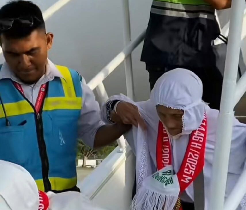Sebanyak 392 jamaah haji Aceh kloter 01 tiba di Bandara Internasional SIM, Blang Bintang, Aceh Besar, Sabtu pagi (28/6), dalam kondisi sehat dan penuh rasa syukur. (Foto: Dok. Infoaceh.net)