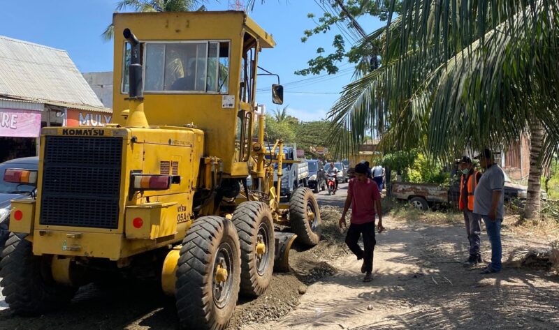 Ruas jalan Batas Kota Ulee Kareng menuju Bandara Sultan Iskandar Muda (SIM) mulai ditangani,Sabtu (28/6/2025).