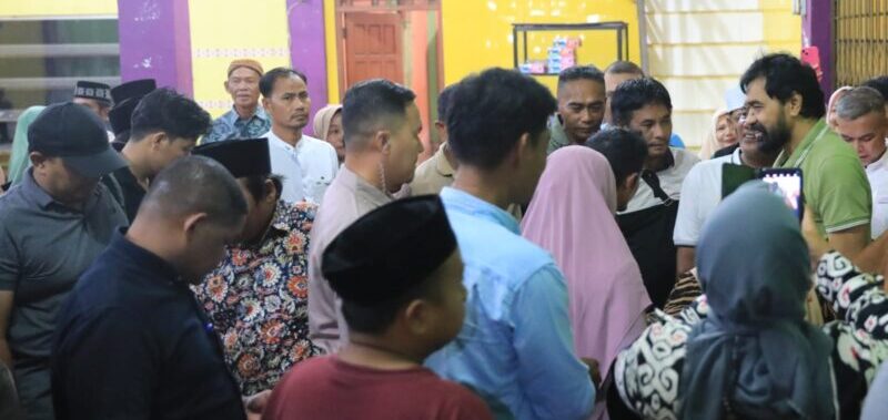 Gubernur Aceh Muzakir Manaf atau Mualem melakukan kunjungan ke kediaman Yakarim Munir, tokoh masyarakat Aceh Singkil, Jum'at malam (27/6) di Desa Lae Butar, Kecamatan Gunung Meriah. (Foto: Ist)