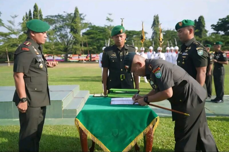 Danrem 012/Teuku Umar, Kolonel Inf Benny Rahadian memimpin upacara Serah Terima Jabatan empat Komandan Satuan jajaran Korem 012/Teuku Umar, pada Sabtu (28/6). (Foto: Ist)