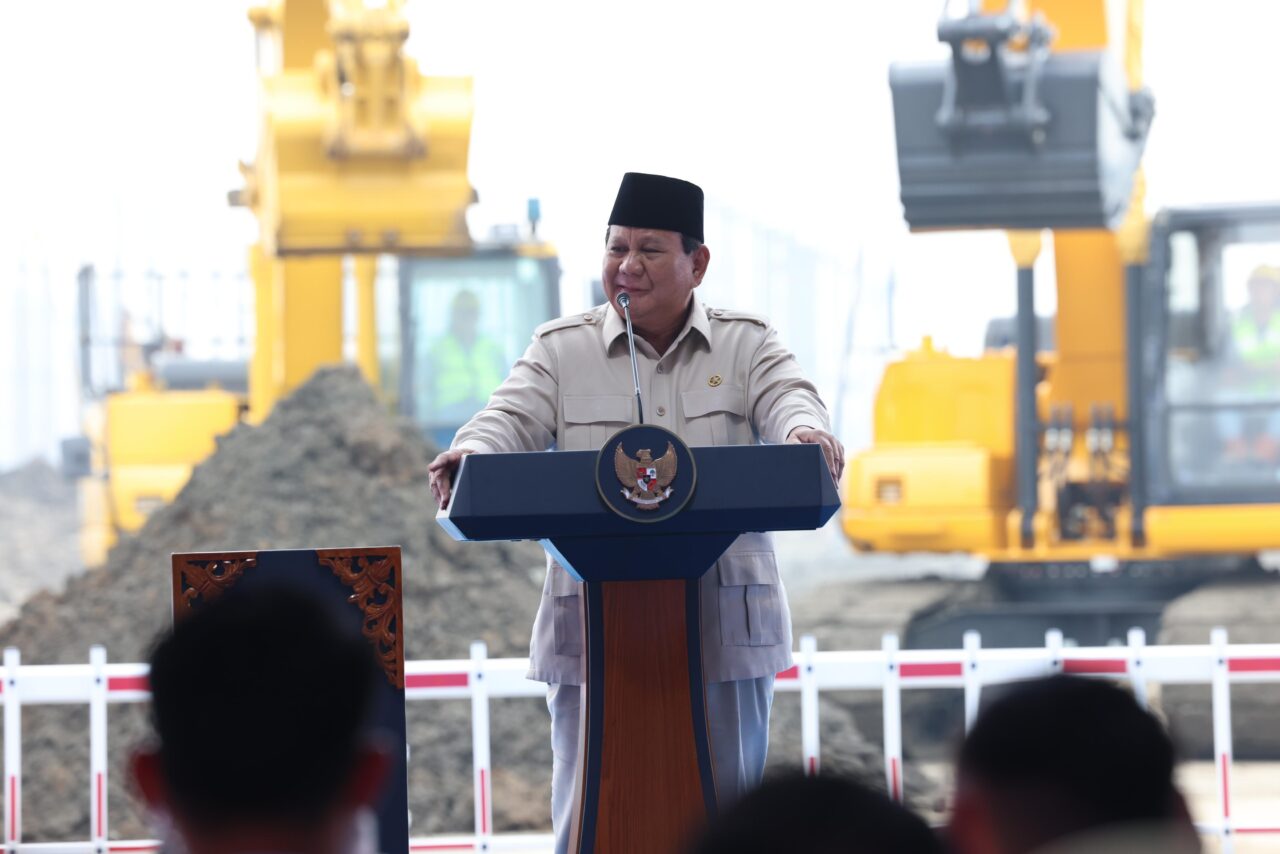 Presiden Republik Indonesia Prabowo Subianto menegaskan bahwa salah satu kunci utama menuju swasembada energi nasional terletak pada pengembangan listrik tenaga surya.