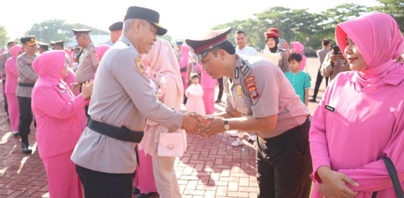 Wakapolda Aceh Brigjen Pol Ari Wahyu Widodo memberikan ucapan selamat kepada personel, saat memimpin upacara laporan kenaikan pangkat di Mapolda Aceh, Senin, 30 Juni 2025. (Foto: Ist)