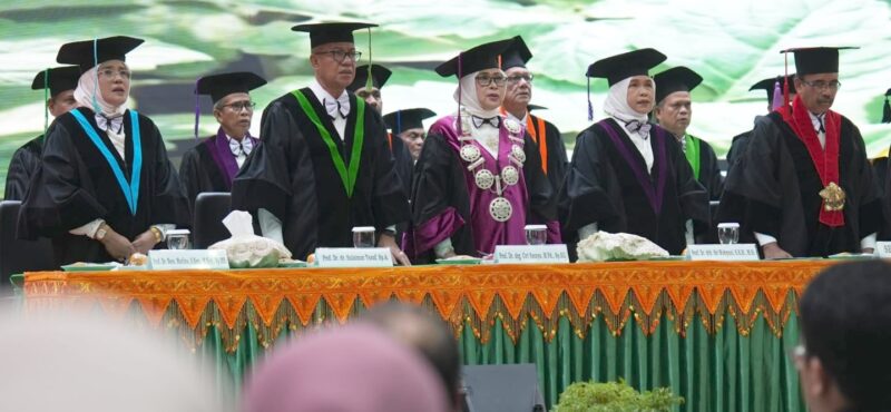 Universitas Syiah Kuala (USK) melalui Sidang Terbuka Senat Akademik Universitas mengukuhkan empat profesor baru di Gedung AAC Dayan Dawood, Banda Aceh, Senin (30/6). (Foto: For Infoaceh.net)