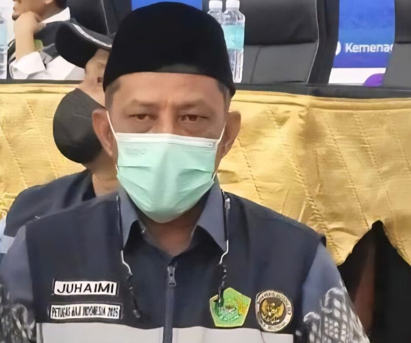 Petugas haji Aceh Juhaimi Bakri saat melayani jamaah kloter 02, aula Jeddah Asrama Haji Banda Aceh, Ahad pagi (29/6)