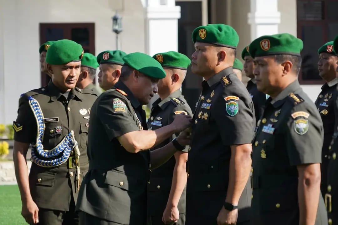 Pangdam IM Mayjen TNI Niko Fahrizal memimpin upacara serah terima jabatan dan tradisi satuan pejabat Kodam IM di Lapangan Sanggamara Makodam IM, Senin (30/6/2025). (Foto: Ist)
