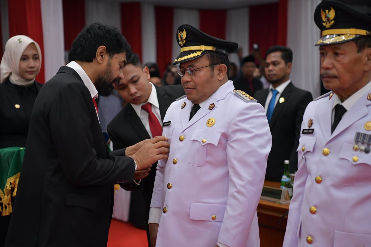 Gubernur Muzakir Manaf melantik Zulkifli H. Adam sebagai Wali Kota dan Drs Suradji Junus sebagai Wakil Wali Kota Sabang Periode 2025-20230 pada Rapat Paripurna DPRK Sabang, Sabtu (14/6). (Foto: For Infoaceh.net)