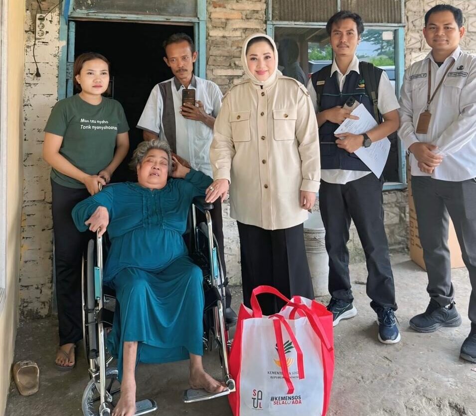 Anggota Komisi VIII DPR RI, Wardatul Asriah, saat menyerahkan bantuan Asistensi Rehabilitasi Sosial (ATENSI) dari Kementerian Sosial di Kabupaten Karawang, Jawa Barat, Rabu (25/6/2025).