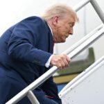 Trump Dirujak Habis saat Kesandung di Tangga Air Force One