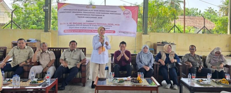 Anggota DPR RI dari Fraksi Partai Gerindra Dapil Jawa Barat III, Endang  Thohari, menyerahkan bantuan alat dan mesin pertanian (alsintan) kepada para petani di Kabupaten Cianjur.