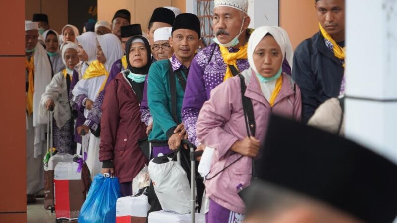 Sebanyak 380 jemaah haji asal Banyuwangi yang tergabung dalam Kelompok Terbang (Kloter) 44 Debarkasi Surabaya akhirnya tiba dengan selamat di Tanah Air, Rabu (25/6/2025).
