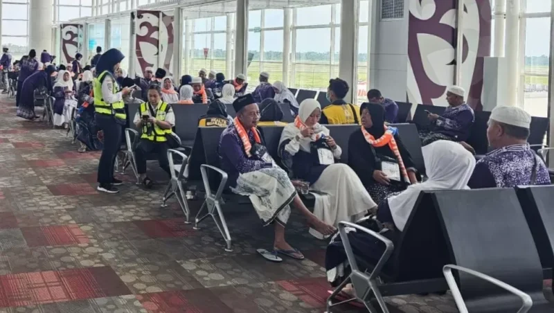 Sebanyak 376 jemaah haji dari Kabupaten Jember, Jawa Timur, yang sebelumnya mendarat darurat di Bandara Internasional Kualanamu akibat ancaman bom, dipastikan sudah tiba dengan selamat di Bandara Internasional Juanda pada Minggu (22/6) pukul 06.34 WIB.