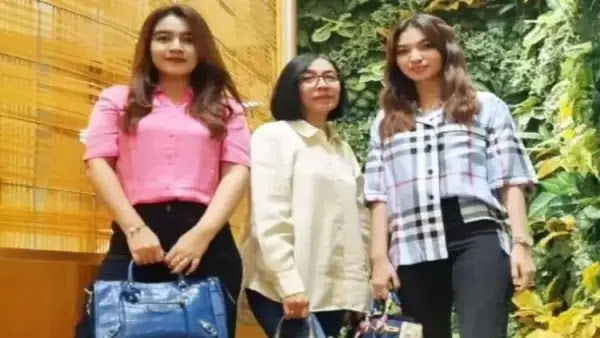 Di tengah janji besar Gibran Rakabuming Raka untuk menciptakan 19 juta lapangan kerja, perhatian publik justru ikut tertuju pada gaya hidup mewah keluarganya.