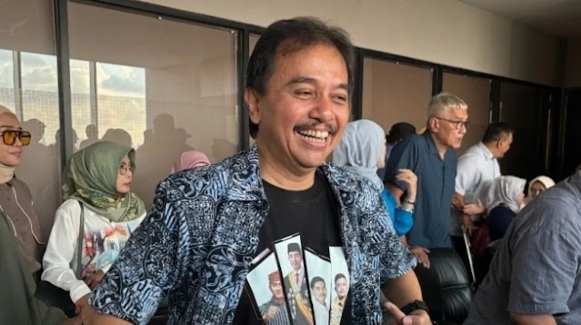 Publik Lebih Percaya Roy Suryo Cs Ketimbang Jokowi di Kasus Ijazah