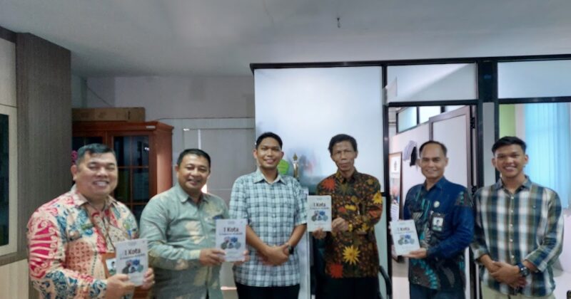 Dari kiri ke kanan : Baron Ferryson Pandiangan (Pembimas Katolik), Samarel Telaumbanua (Pembimas Protestan), Agamna Azka (Penulis buku), Suwarno (Pembimas Budha), Sahnan Ginting (Pembimas Hindu), Rayhan Reza. (Foto: Ist)