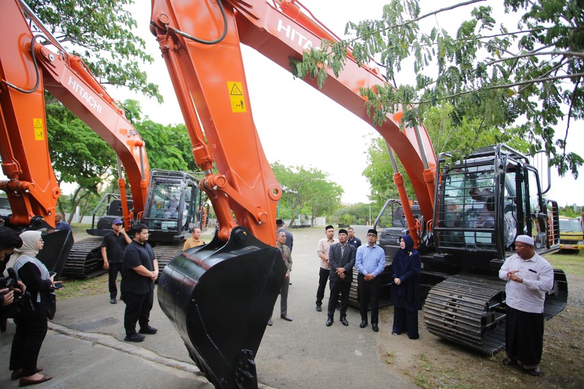 Illiza Serahkan Dua Ekskavator untuk DLHK3 Banda Aceh