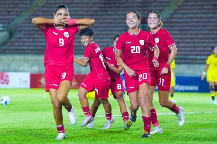 Pemain depan Timnas Putri Indonesia Claudia Scheunemann (kiri) merayakan gol bersama rekan setimnya.