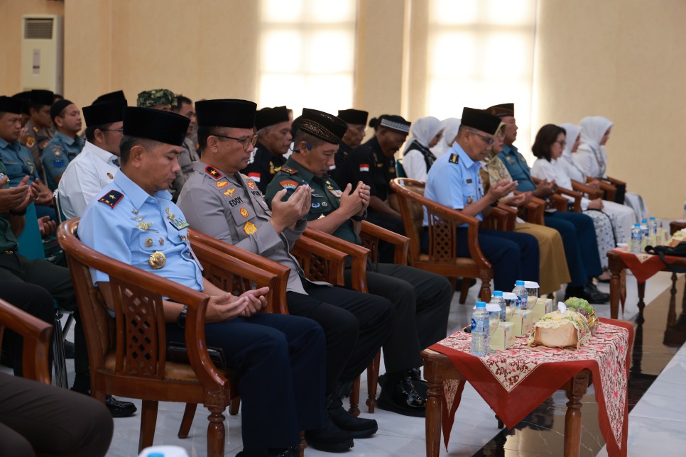 Dalam suasana khidmat dan penuh kebersamaan, Polda Daerah Istimewa Yogyakarta (DIY) menggelar doa lintas agama dalam rangka peringatan Hari Bhayangkara ke-79 di Gedung Anton Soedjarwo, Senin (30/6/2025). Foto: Ist