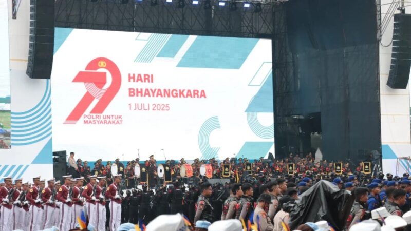 Ribuan warga dari berbagai daerah memadati kawasan IRTI Monas, Jakarta Pusat, sejak Selasa pagi (1/7/2025), untuk menyaksikan puncak peringatan Hari Bhayangkara ke-79.