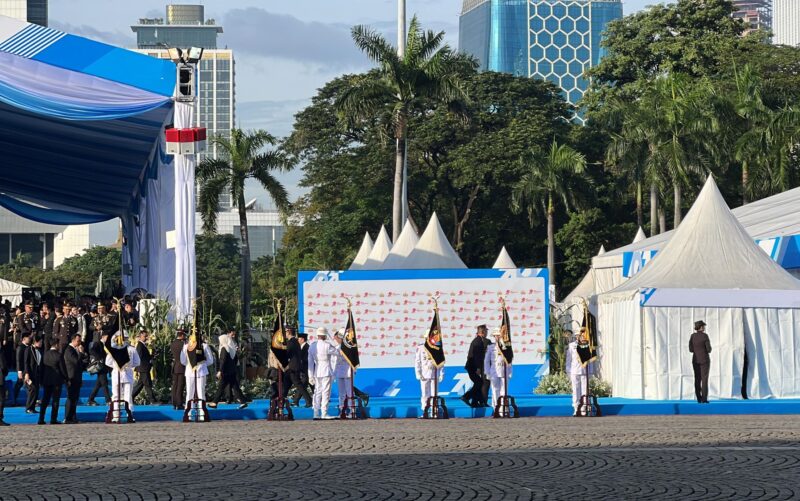 Presiden Republik Indonesia Prabowo Subianto menganugerahkan tanda kehormatan Nugraha Sakanti kepada tujuh satuan kerja (Satker) di lingkungan Polri dalam peringatan Hari Bhayangkara ke-79 di Lapangan Silang Monas, Jakarta Pusat, Selasa (1/7/2025).