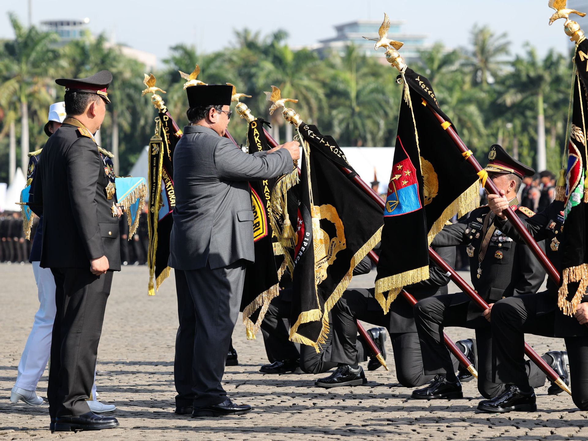 Presiden Republik Indonesia Prabowo Subianto mengimbau seluruh anggota Polri agar profesional, bersih, dan berdiri di barisan rakyat dalam menjalankan tugasnya