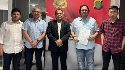 Pengacara kontroversial Farhat Abbas menggugat ahli telematika Roy Suryo dan enam orang lainnya ke Pengadilan Negeri Jakarta Pusat terkait kisruh ijazah Presiden Joko Widodo (Jokowi).
