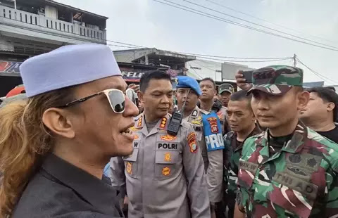 Habib Bahar bin Smith saat tiba di lokasi pelantikan ormas PWI LS di Depok, Minggu (27/7/2025), sebelum akhirnya dimediasi pihak kepolisian.