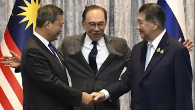 Perdana Menteri Kamboja Hun Manet dan Plt PM Thailand Phumtham Wechayachai berjabat tangan usai kesepakatan gencatan senjata di Malaysia yang difasilitasi PM Anwar Ibrahim. Foto: Ist/ASEAN Secretariat