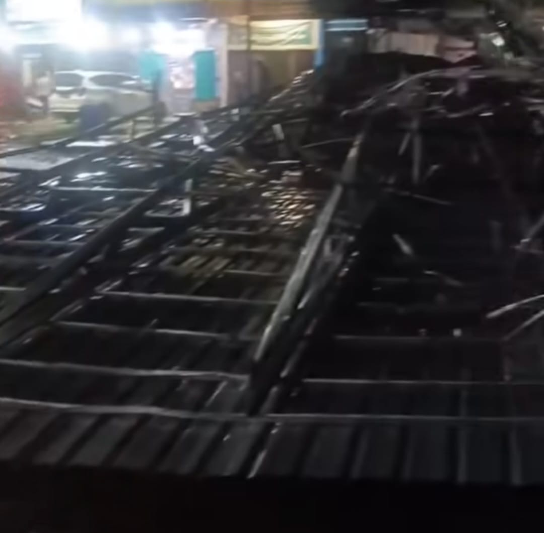 Banda Aceh Dilanda Angin Kencang, Kanopi Ruko dan Atap Rumah Warga Terhempas