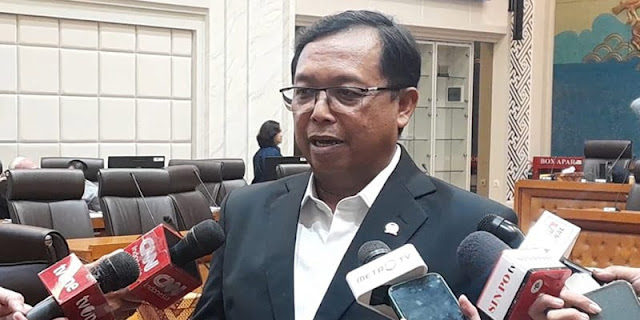 Sekjen Partai Demokrat Herman Khaeron membantah keras tuduhan bahwa partainya berada di balik isu dugaan ijazah palsu Presiden Jokowi