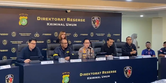 Dirreskrimum Polda Metro Jaya Kombes Wira Satya Triputra saat menyampaikan hasil akhir penyelidikan kematian diplomat muda Kemenlu Arya Daru Pangayunan, Selasa (29/7/2025). Foto: Ist