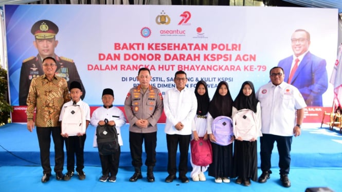 Kapolri Jenderal Listyo Sigit Prabowo melakukan kunjungan kerja ke pabrik sepatu PT Adis Dimension Footwear di Balaraja, Kabupaten Tangerang, Banten, Kamis (3/7/2025).