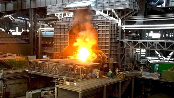 Proses pengolahan nikel di smelter PT Dexin Steel, kawasan IMIP Morowali.