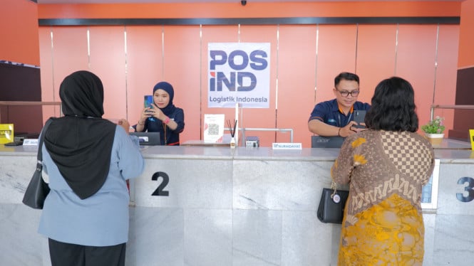 Menteri Ketenagakerjaan Yassierli (kiri) meninjau langsung proses penyaluran Bantuan Subsidi Upah (BSU) di Kantorpos Makassar.