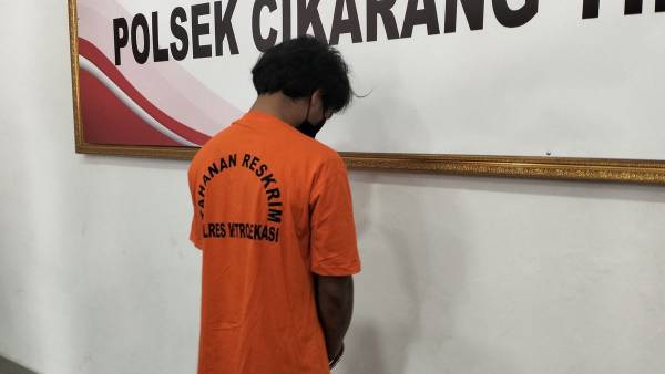 Polisi menangkap tersangka K di sebuah hotel kawasan Cikarang Timur, setelah terbukti menjual pacarnya sebanyak 17 kali lewat aplikasi kencan. (Foto: Ilustrasi/Net)