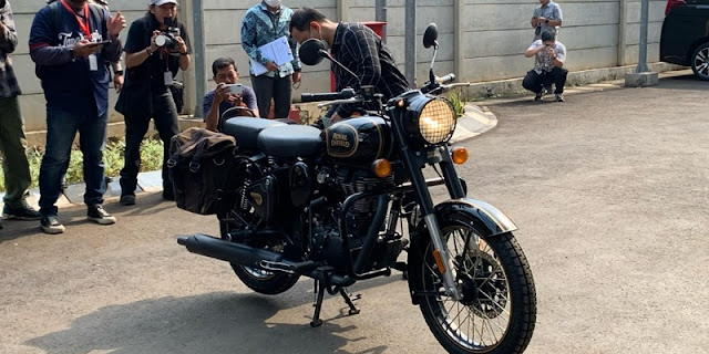 Moge Royal Enfield yang disita KPK dari rumah Ridwan Kamil dalam penggeledahan kasus dugaan korupsi bank bjb, Maret 2025. (Foto: Dok. KPK)
