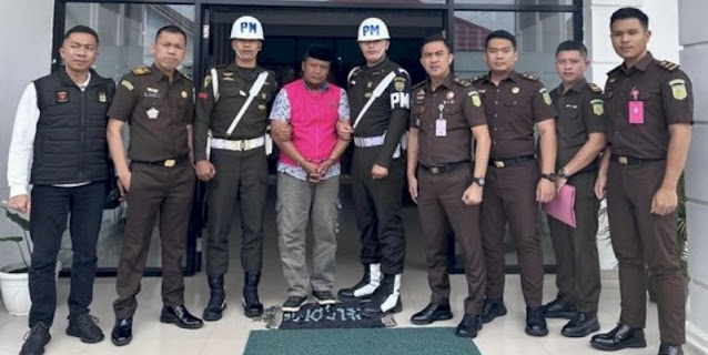 Kajari Lampung Tengah bersama tim saat mengantar tersangka korupsi dana hibah KONI ke rumah tahanan, Rabu (30/7/2025).