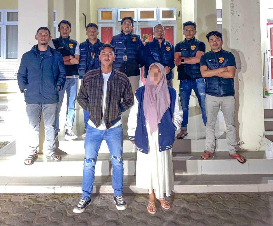 Seorang oknum bidan berinisial YL (31), warga Kampung Gelampang Wih Tenang Uken, Kecamatan Permata, Bener Meriah, ditangkap Satreskrim Polres Bener Meriah atas dugaan penyebaran konten pornografi digital. (Foto: Dok. Polres Bener Meriah)