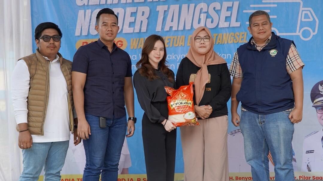 Wakil Ketua DPRD Kota Tangerang Selatan, Maria Teresa Suhardjada, menggelar kegiatan Gerakan Pangan Murah Ngider Tangsel di halaman Kantor Kecamatan Ciputat, Sabtu pagi (5/7).