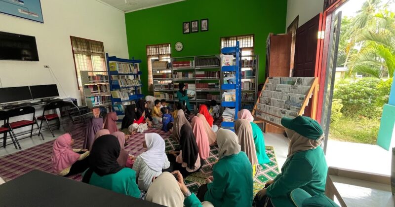Kegiatan mahasiswa KKN Tematik Literasi USK di Desa Cot Tarom Baroh, Kecamatan Jeumpa, Bireuen, pada Selasa (08/07/2025). (Foto: Humas USK) 