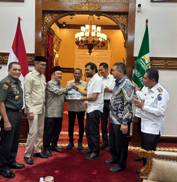 Gubernur Aceh Muzakir Manaf atau Mualem menyerahkan dokumen usulan pembangunan terowongan Geurutee kepada Menteri PPN/Kepala Bappenas, Rachmat Pambudy, di Meuligoe Gubernur Aceh, Rabu siang (9/7). (Foto: Ist)