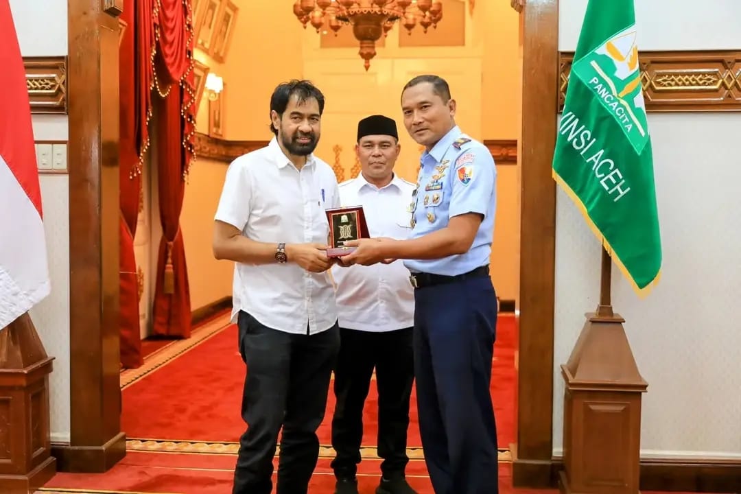 Danlanud SIM Kolonel Pnb Hantarno Edi Sasmoyo berpamitan dengan Gubernur Aceh Muzakir Manaf atau Mualem menjelang penugasan barunya di Dirjian Air Power Seskoau, Lembang, Jawa Barat. (Foto: Ist)