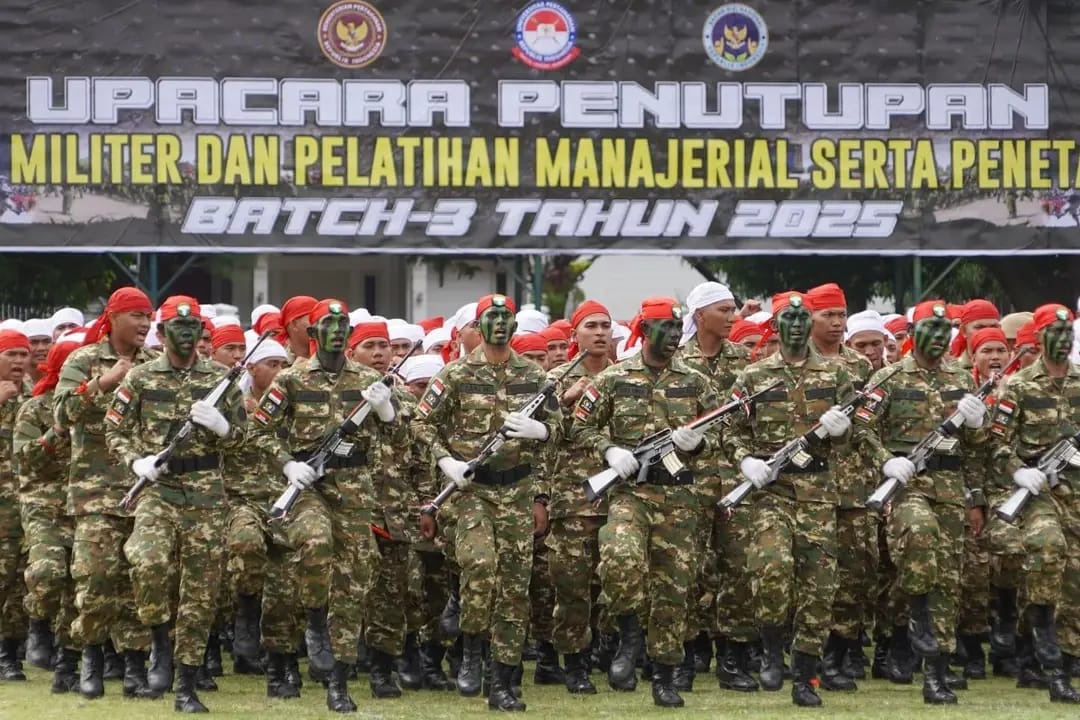 Sebanyak 1.195 peserta Program Sarjana Penggerak Pembangunan Indonesia (SPPI) Batch-3 Tahun 2025 menuntaskan Pendidikan Dasar Militer dan Pelatihan Manajerial di Rindam Iskandar Muda. (Foto: Ist)