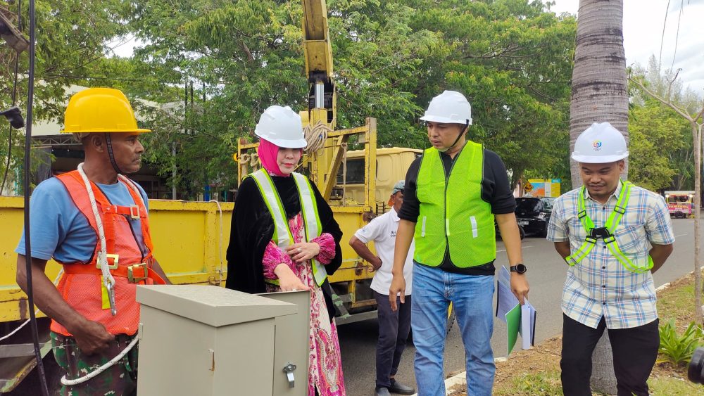 Pemasangan CCTV di kawasan Ulee Lheu dipantau langsung oleh Wali Kota Illiza Sa’aduddin Djamal pada Sabtu sore (12/7/2025). (Foto: Ist)