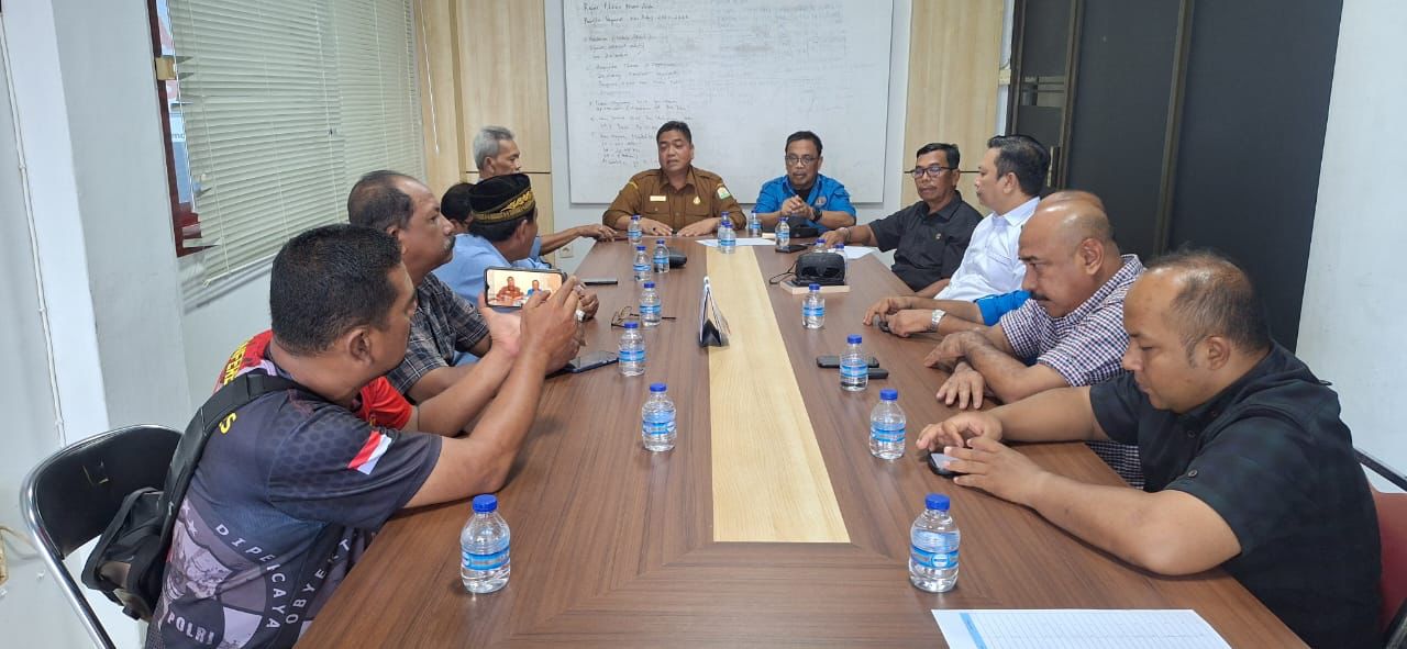 Kadiskes Aceh, dr Munawar SpOG bersilaturahmi dan berdiskusi dengan Pengurus PWI Aceh di Kantor PWI Aceh, Selasa, 15 Juli 2025. (Dok. PWI Aceh)