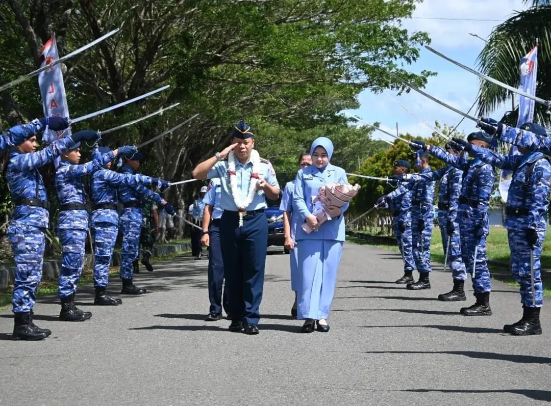 Lanud SIM menggelar tradisi Passing In, sebagai penghormatan kepada komandan baru, Kolonel Nav Sudaryanto SM dan Ketua PIA Ardhya Garini Cabang 20 Daerah I Lanud SIM, Ny. Icha Sudaryanto, Jum'at (18/7). (Foto: Dok. Pen Lanud SIM)