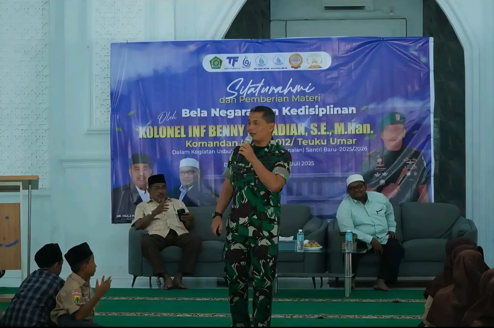 Danrem 012/Teuku Umar, Kolonel Inf Benny Rahadian memberikan pembekalan kepemimpinan dan bela negara kepada ratusan santriwan dan santriwati Dayah Ruhul Qur’ani, Aceh Barat, Sabtu (19/7). (Foto: Ist)