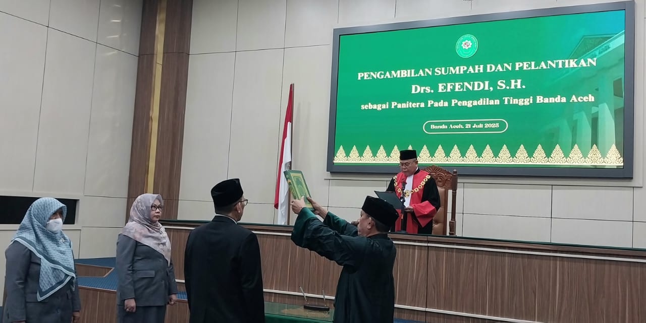 Ketua Pengadilan Tinggi Banda Aceh Nursyam SH MH melantik Drs Efendi SH sebagai Panitera Pengadilan Tinggi Banda Aceh, Senin (21/7). (Foto: Ist)
